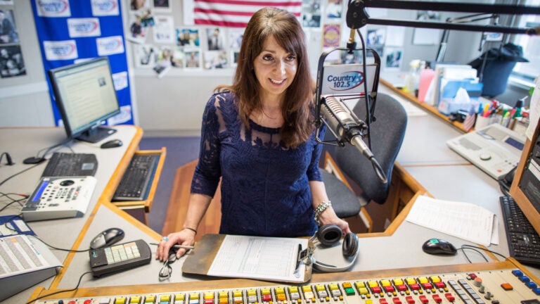 Country 102.5 radio host announces retirement