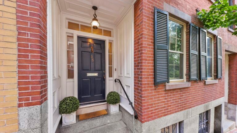 35 S Russell St Beacon Hill MA exterior